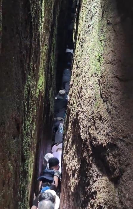太姥山一线天景区山壁狭窄。（取材自微博）