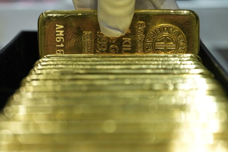 专家指金价有连涨周期过长、价格偏离均线过远、技术指针显示严重超买等风险,可能面临修正。(路透)