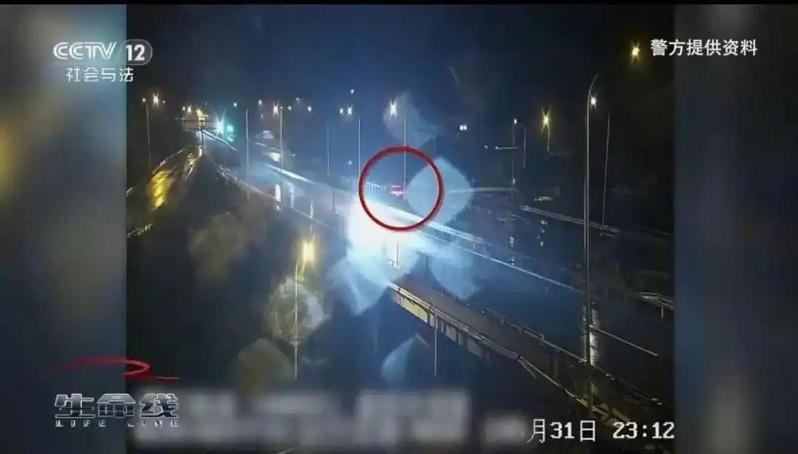 男子因酒醉睡着,智能驾驶的车辆停在高速路上。(取材自央视)