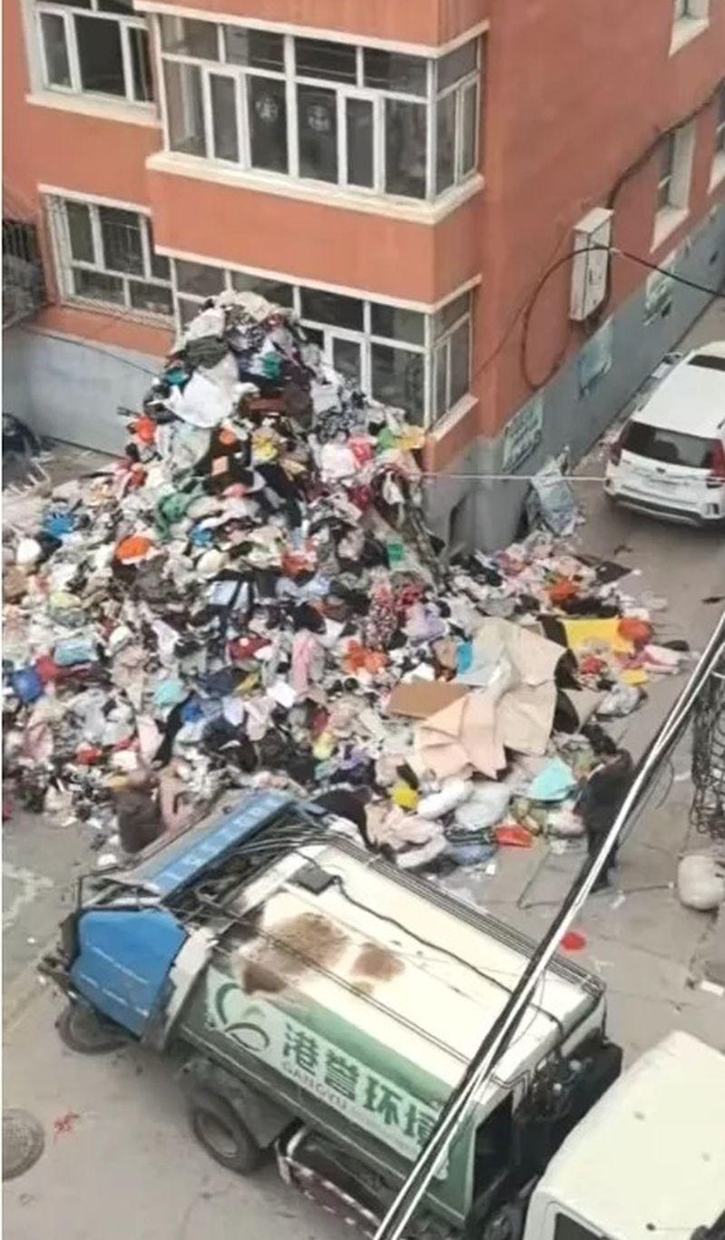 七旬老太太废品囤满屋,家人雇请工人进行了大清理。(取材自华商报)