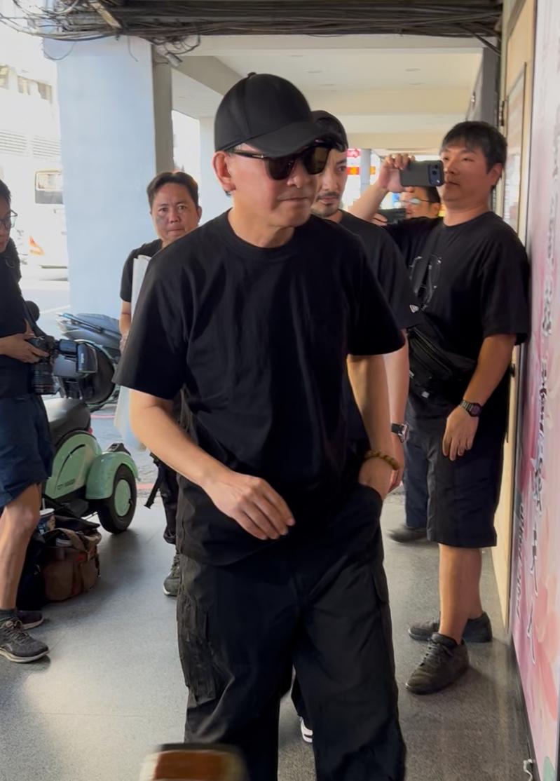 王识贤、古斌到颜正国灵堂。(记者陈颖／摄影)