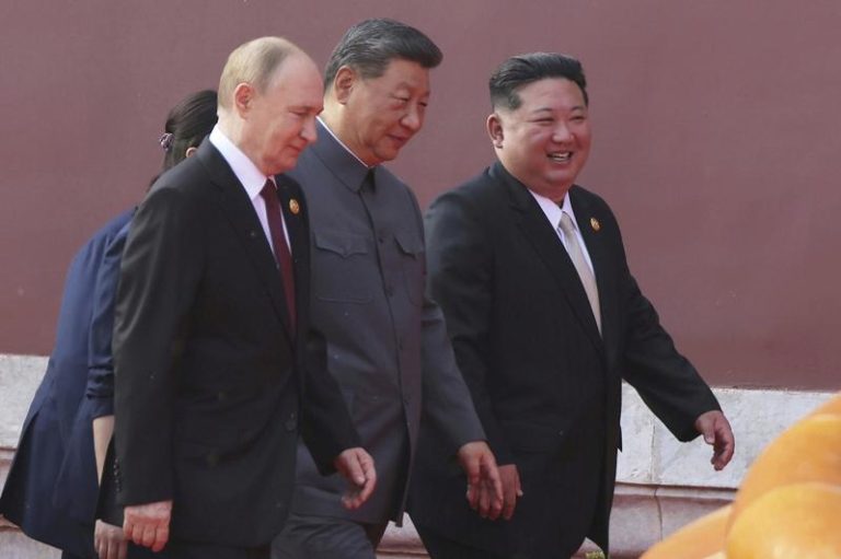 俄罗斯总统普亭(左起)、中国国家主席习近平及北韩领导人金正恩，一同步入北京天安门广场，出席2025年9月3日举行的二战结束80周年军事阅兵典礼。(美联社)