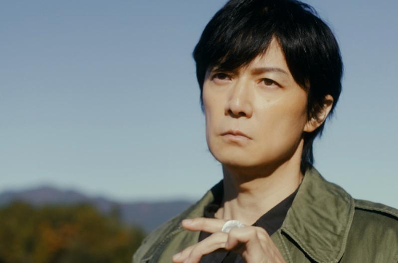 福山雅治在「迷宫里的魔术」饰演魔术师。图／采昌提供