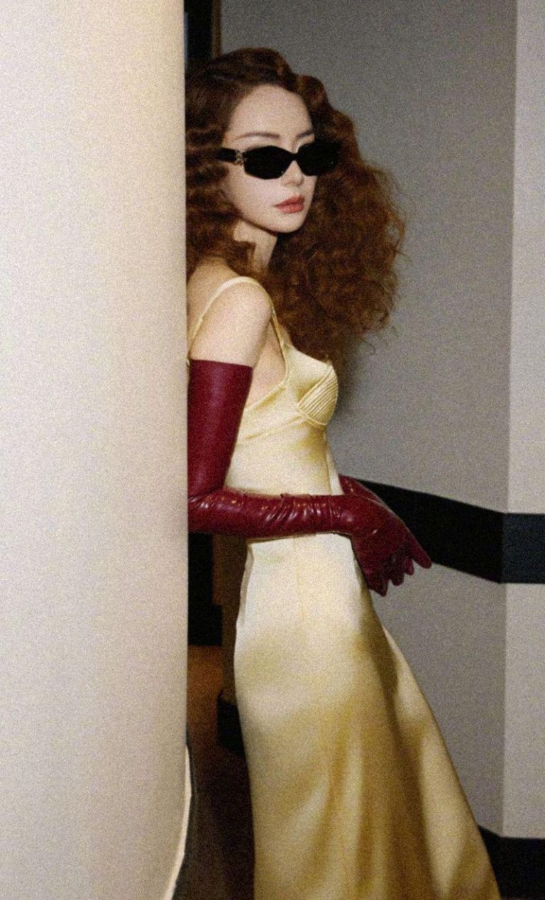 戚薇化身复古性感女伶。(取材自微博)