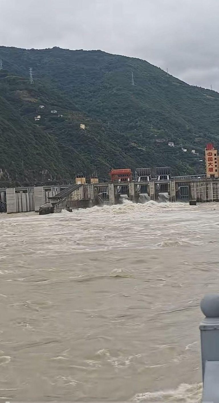 周男跳河当天河水湍急。(视频截屏)