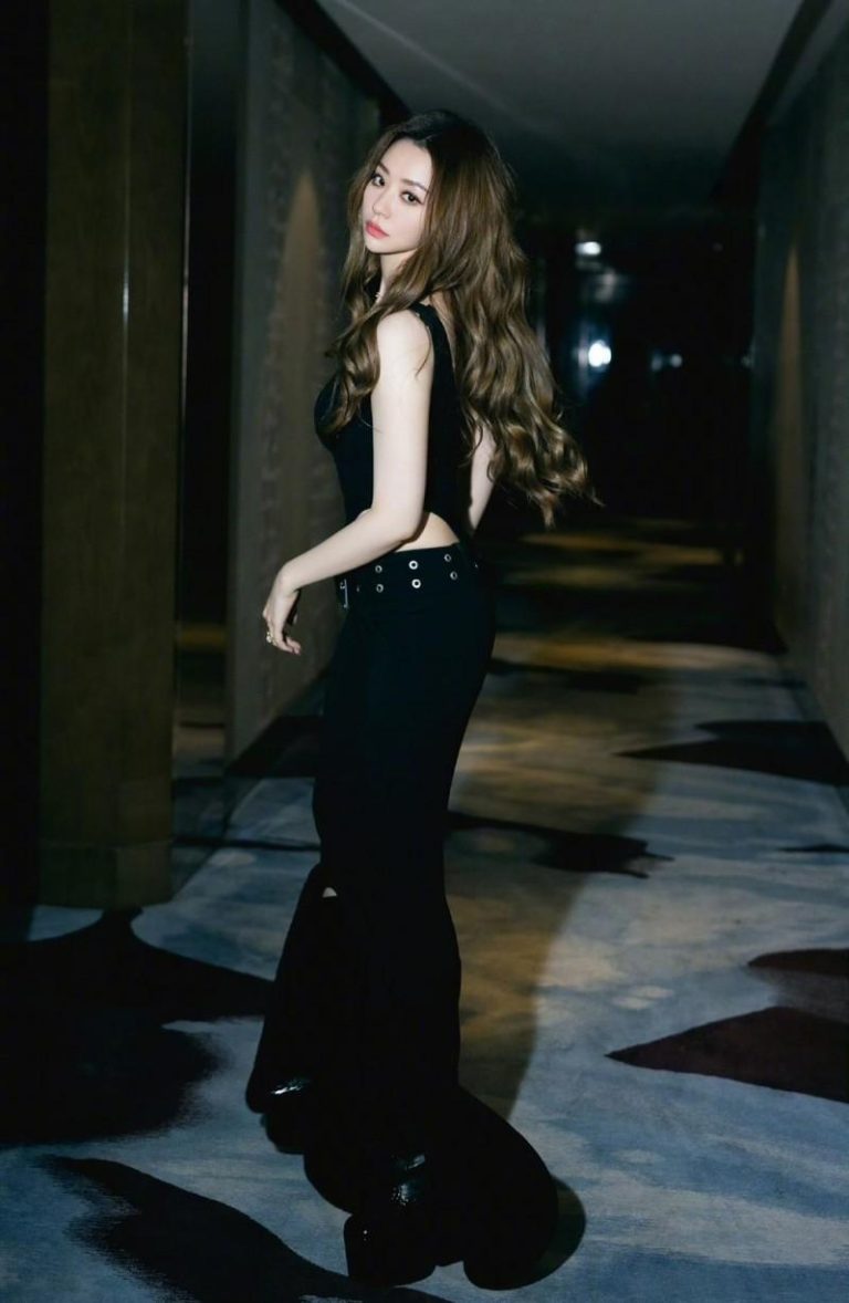 张靓颖从台上摔落，幸好无大碍。图／摘自微博