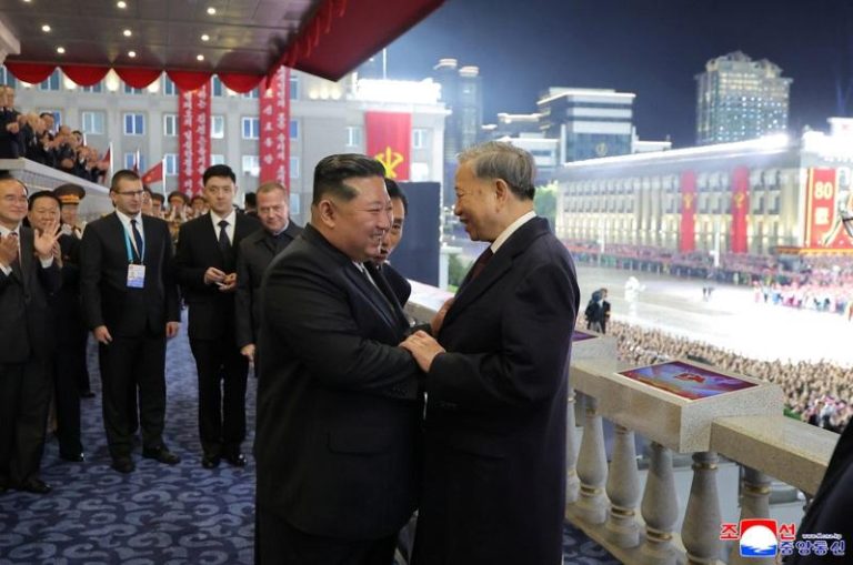 越共总书记苏林(右)出访北韩，11日会见最高领导人金正恩(左)，是近20年来越南领导人首次出访平壤。(路透)