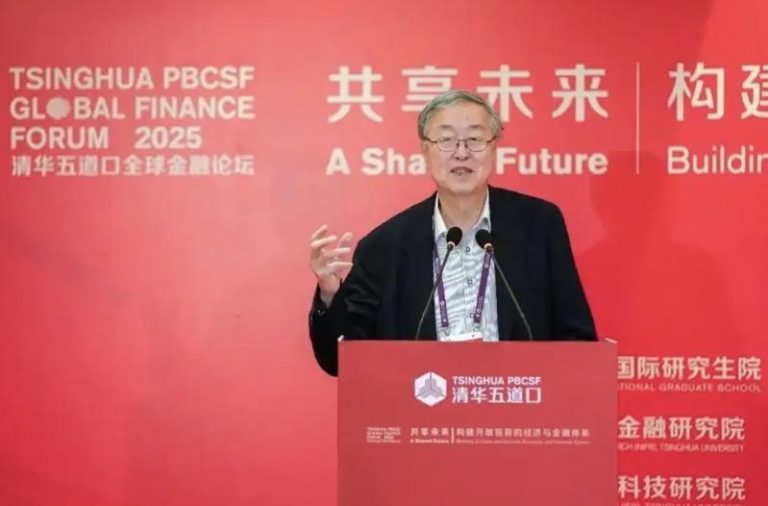 人民银行前行长周小川指出，美元正面临弱汇率、同时保持国际货币主导地位的「两难选择」，迫使美元必然得让出一些阵地。（取材自清华金融评论官方微信公众号）