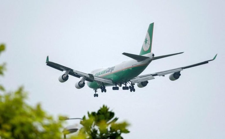 彭博分析师认为，长荣航空和中华航空预料都将受惠高额关税生效前的拉货潮。（路透）