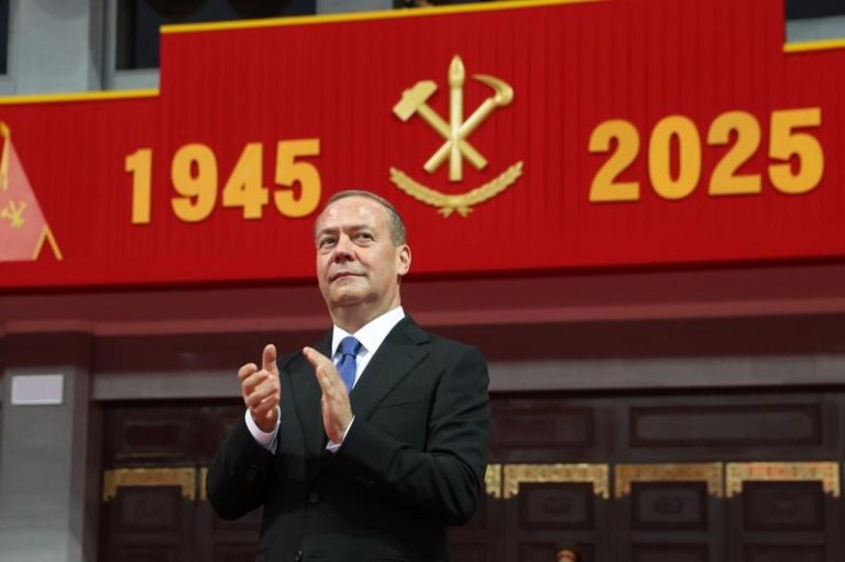 俄前总统:美若供乌战斧飞弹对所有人不利 尤其是川普 俄罗斯前总统麦维德夫(Dmitry Medvedev)9日出席北韩劳动党创立80周年纪念活动暨韵律体操表演。欧新社