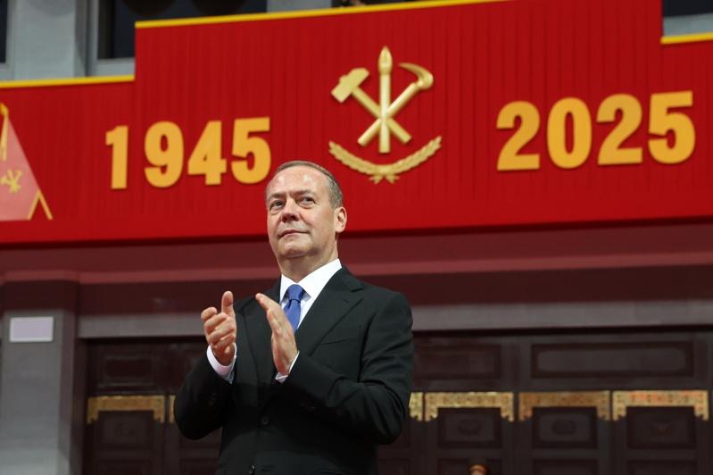 俄罗斯前总统麦维德夫(Dmitry Medvedev)9日出席北韩劳动党创立80周年纪念活动暨韵律体操表演。欧新社