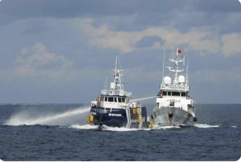 美国谴责中国海警艇撞菲船 重申美菲防御条约范围 10月12日上午9时15分许,中国海警船向菲渔业局的巡逻船帕格布亚拿督号(Datu Pagbuaya)发射水炮。随后还擦撞上该船船尾。(X平台截屏)