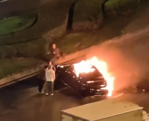 四川成都13日凌晨,1辆小米SU7高速行驶碰撞后起火,多名人士前往协助,但表示打不开车门。(视频截屏)