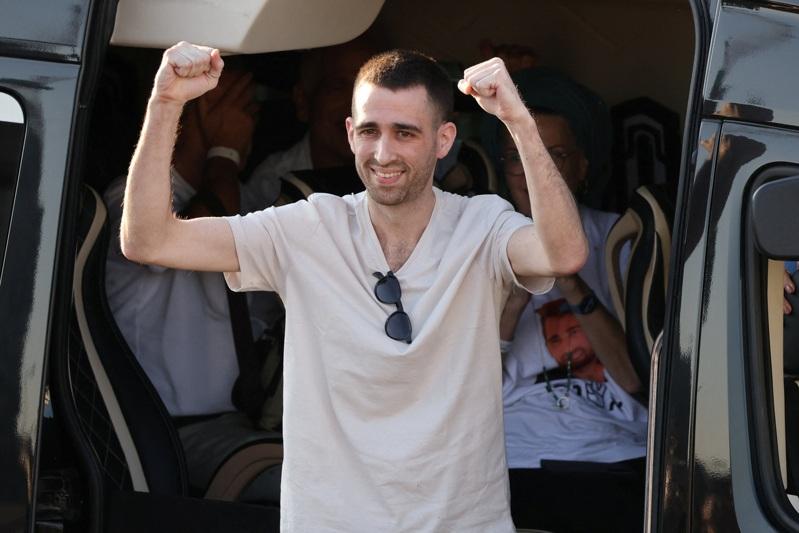 中以混血女生阿加玛尼（左）被哈玛斯用机车掳走时的画面，震撼人心。同时被掳走的男友奥尔（右）终于在13日获释团圆，度过不可思议的2年。（路透）