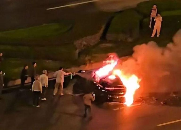 小米SU7车祸后火势迅猛无法扑灭。（取材自新闻坊）