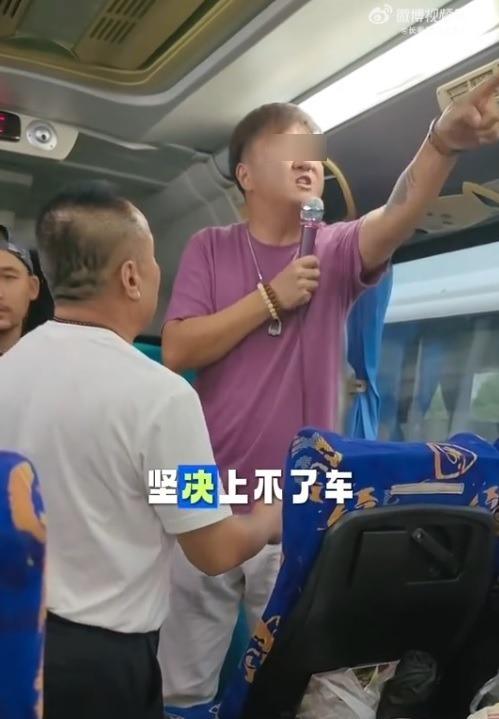 男导游(右)称要让游客回不了中国。(视频截屏)