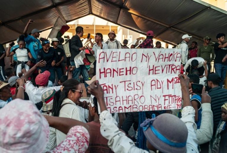 军队也不挺… 马达加斯加总统搭法军机流亡 抗议者13日聚集在马达加斯加塔那那利佛市政厅外。此前精锐部队CAPSAT拒绝向手无寸铁的抗议者开枪,并决定加入他们的行列。(欧新社)