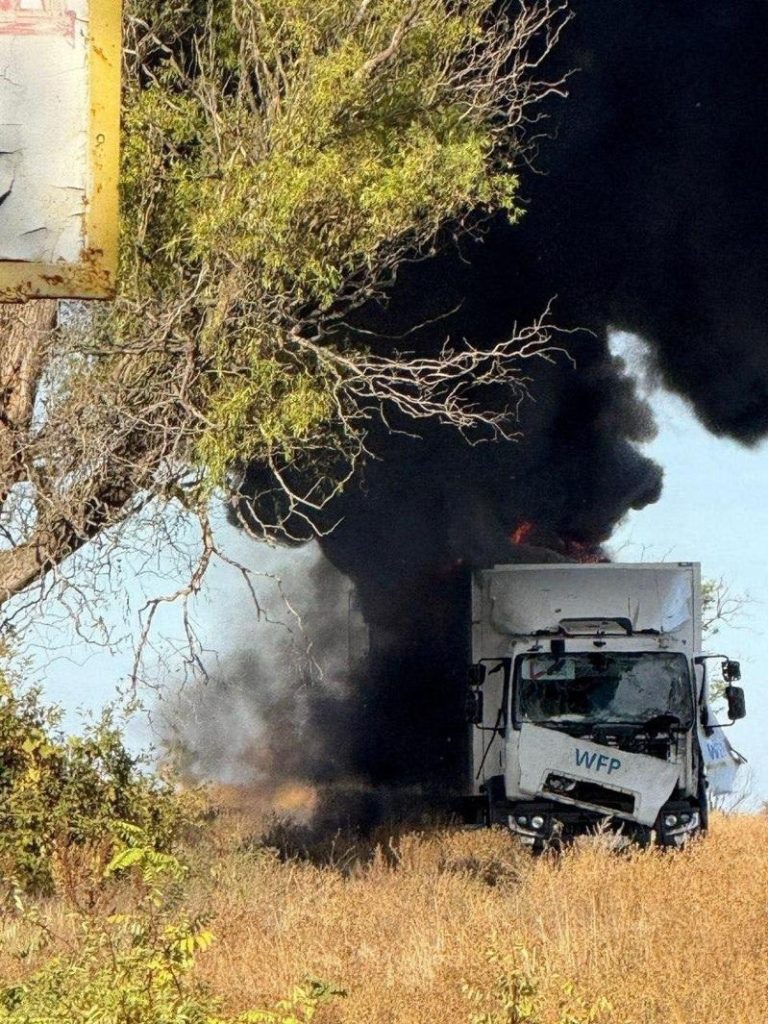 一辆印有「世界粮食计划署」（World Food Programme）标志的白色卡车14日在运送食物至前线途中遭俄军袭击后起火焚烧。路透