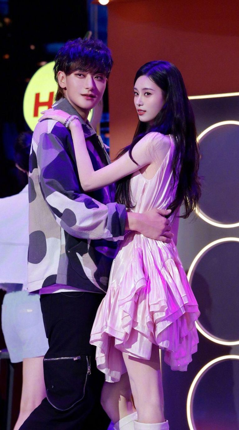 黄子韬(左)和徐艺洋的婚礼消息在网上传得沸沸扬扬。(取材自微博)