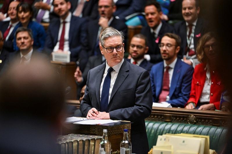 英国国会共谍疑云持续延烧,首相施凯尔(Keir Starmer)今天在国会下议院「首相答问」期间主动表示,他将「完整」公布副国家安全顾问向检方提出的证词。路透