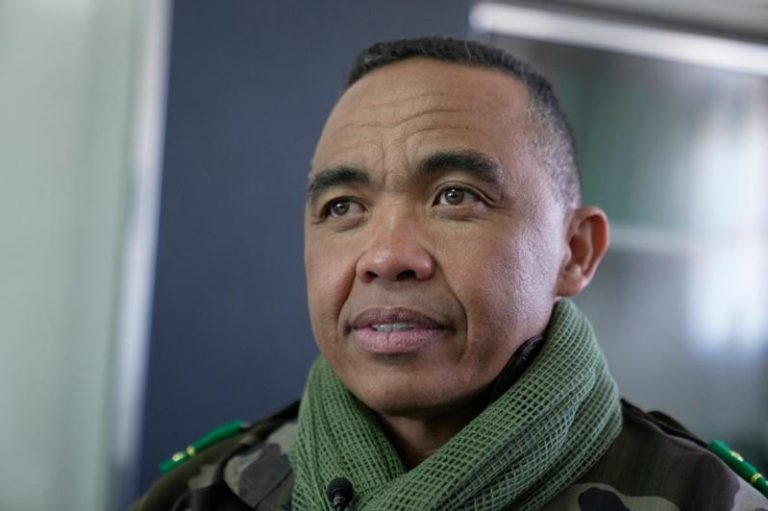 马达加斯加军事政变领袖兰德里亚尼里纳上校（Col Michael Randrianirina，图）15日在军营接受美联社专访时表示，他「将出任总统」。美联社