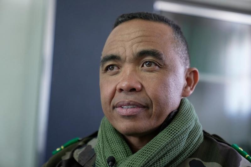 马达加斯加军事政变领袖兰德里亚尼里纳上校(Col Michael Randrianirina,图)15日在军营接受美联社专访时表示,他「将出任总统」。美联社