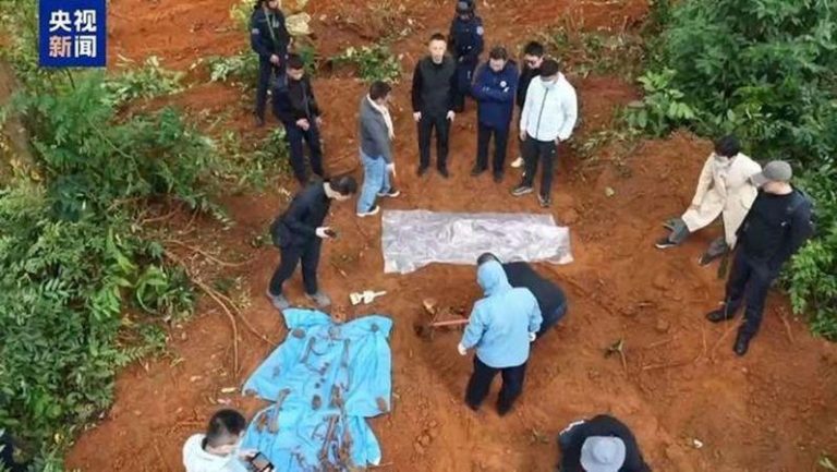 随机杀人祭天、豢养民兵…央视揭缅北魏家犯案恐怖细节 尸体埋葬现场。(取材自央视)