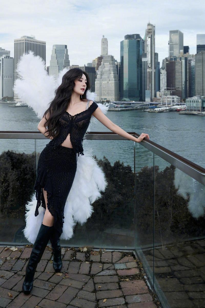 杨幂维密翅膀让众人惊艳。（取材自微博）