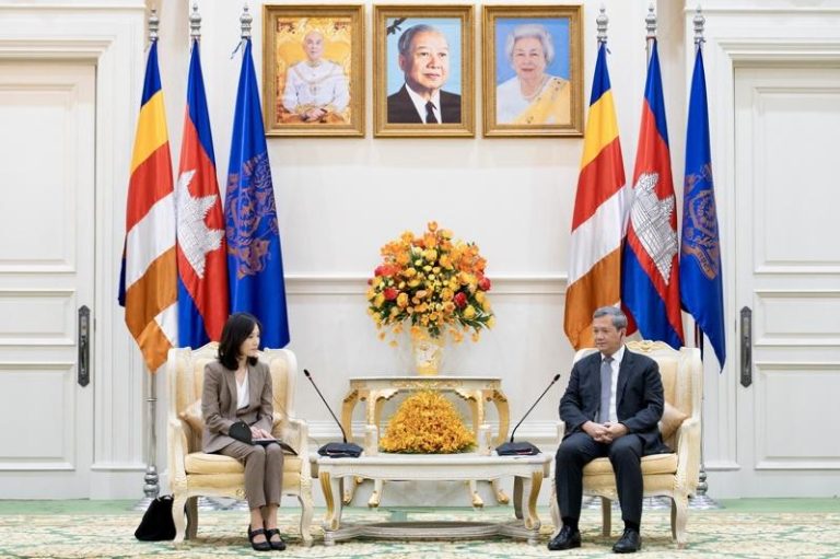 柬埔寨警方:将遣返与诈骗园区相关59名韩国公民 柬埔寨总理洪马内(Hun Manet,右)接见韩国外交部第二副部长金珍雅(左)。欧新社