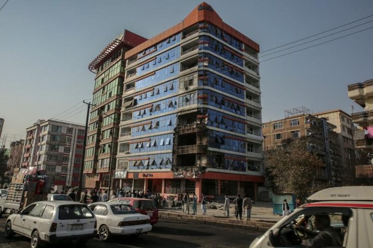 阿富汗喀布尔，民众16日勘查一栋据称遭巴基斯坦空袭损毁的建筑。欧新社