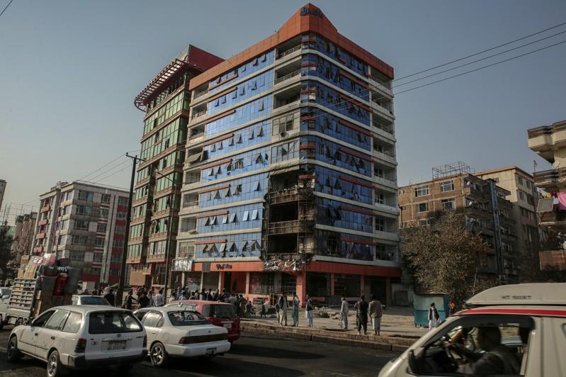 阿富汗喀布尔,民众16日勘查一栋据称遭巴基斯坦空袭损毁的建筑。欧新社