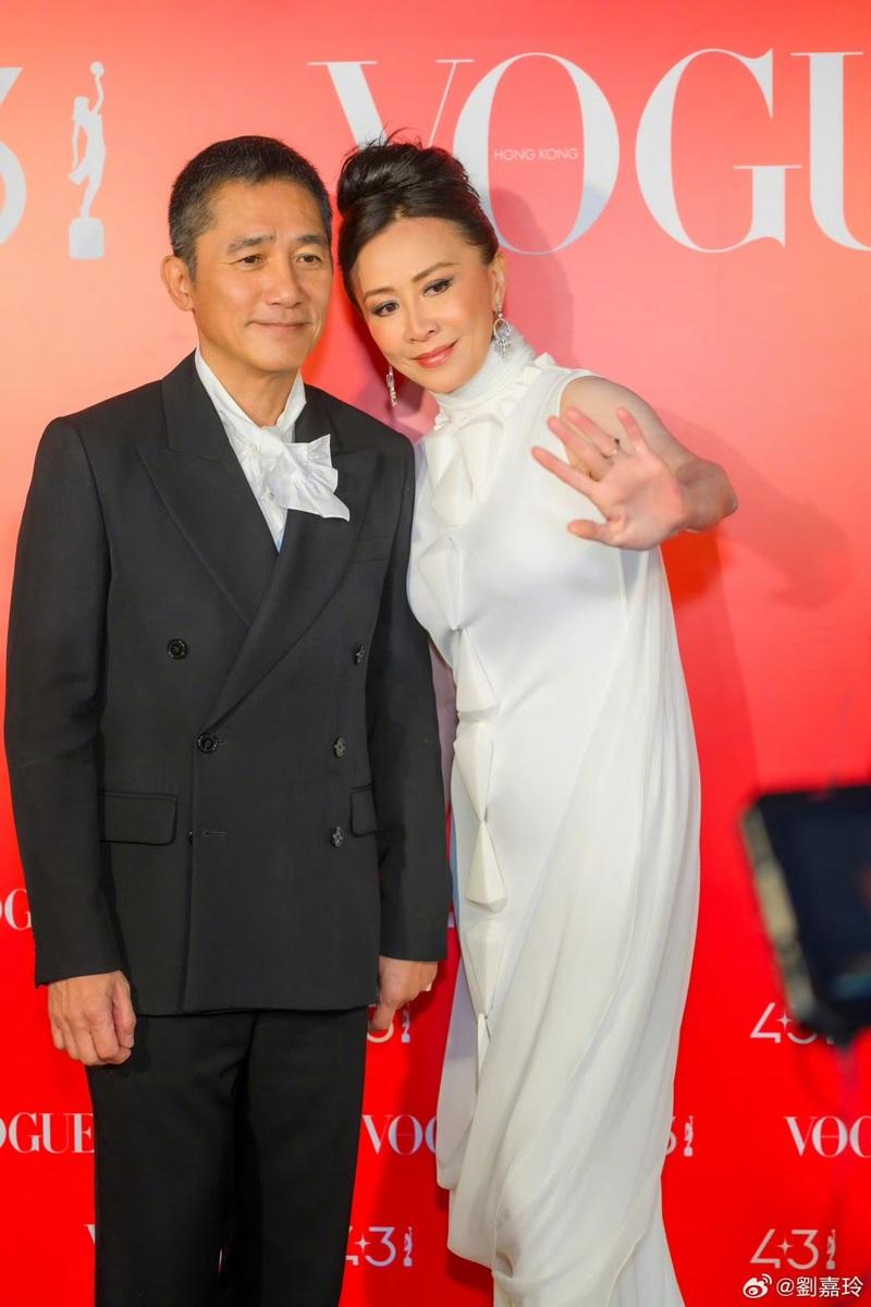 刘嘉玲(右)和梁朝伟结婚17年,常一起公开出席活动。(取材自刘嘉玲微博)