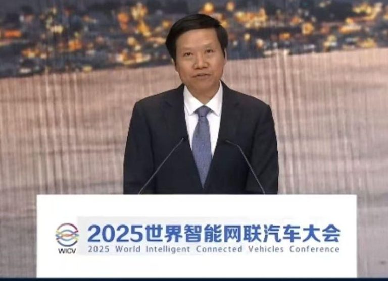 雷军演讲呼吁抵制黑公关，小米至今噤声成都SU7事故。（取材自中国经济网）