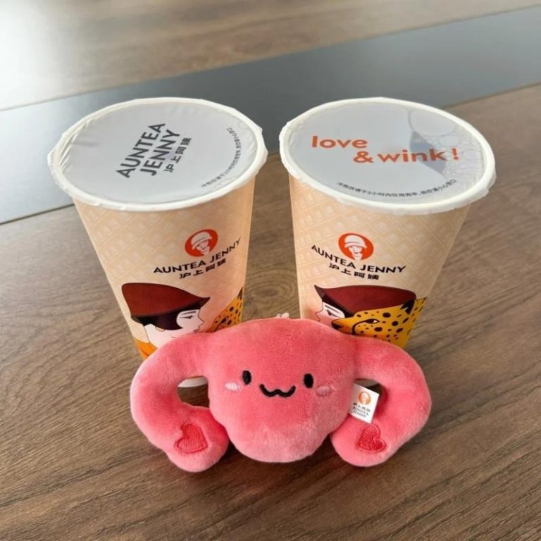 知名茶饮「沪上阿姨」推出买奶茶送子宫玩偶活动受到关注。（取材自小红书＠）