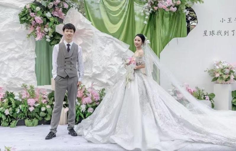 钟先生和李女士今年10月在家乡举行婚礼。(取材自潇湘晨报)