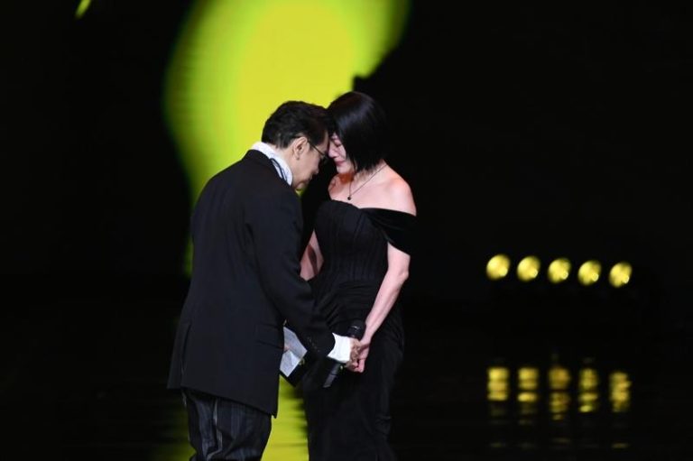 小S上台后泣不成声，蔡康永和她碰额送暖。图／三立提供