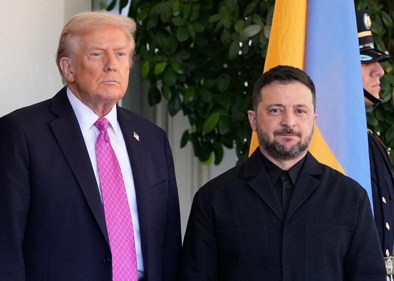 川普(左)17日在白宫会晤泽伦斯基(Volodymyr Zelenskyy,右)。美联社