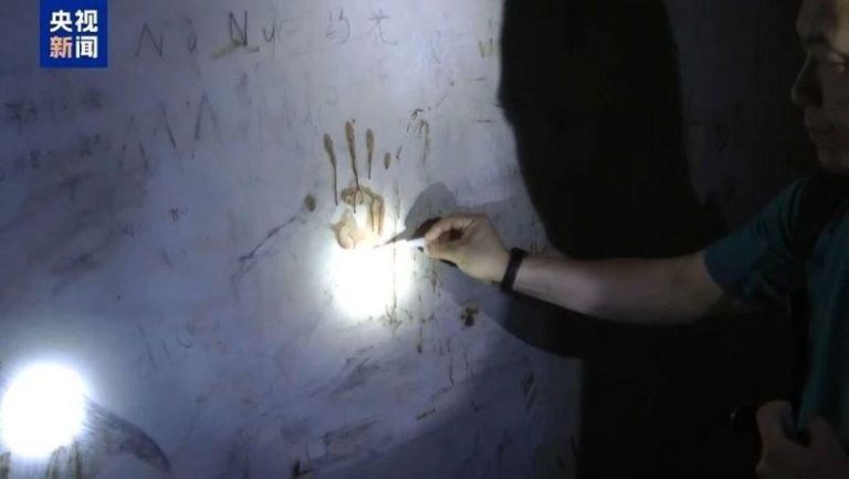 缅北电诈新恶魔/小黑屋墙上血手印、数字 无声控诉 小黑屋被发现血手印、刻痕。(央视截屏)