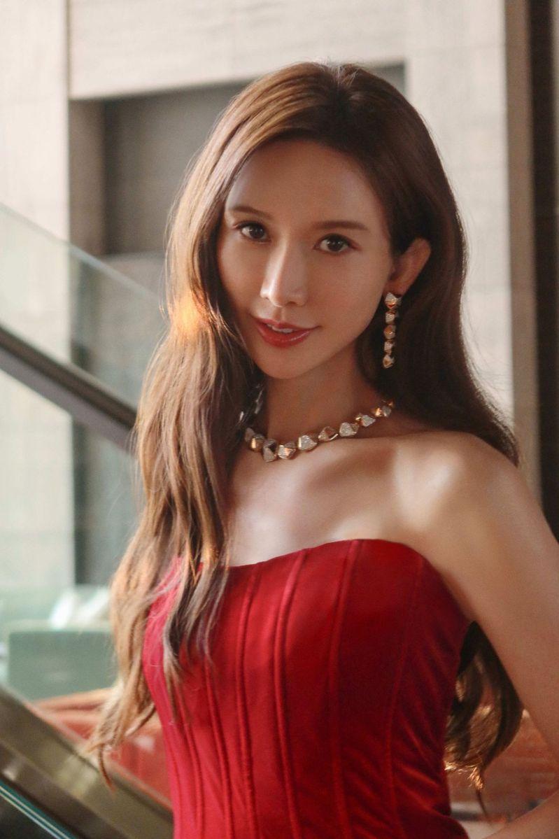 林志玲遭王晶吐槽是「包装出来的美丽」。(取材自微博)