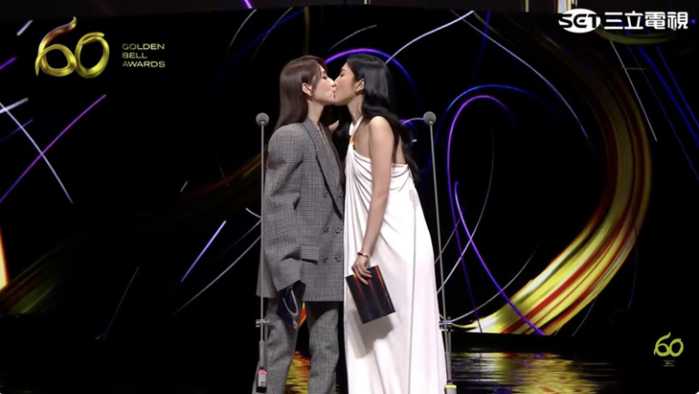 柯佳嬿(左)、杨谨华上演女女吻。（截屏自YouTube）