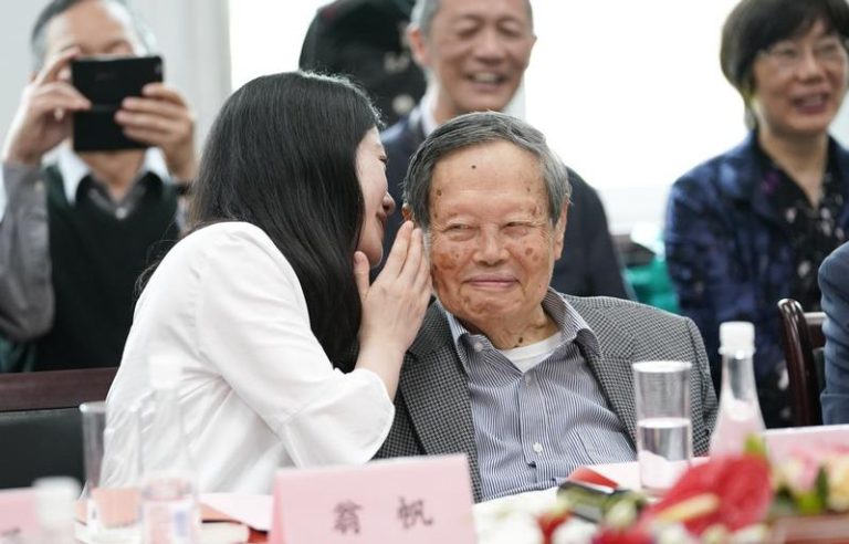图为2018年杨振宁与翁帆的新书「晨曦集」在北京清华大学高等研究院发布。(中新社)