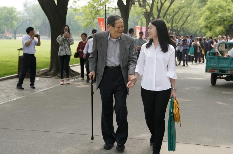 图为2018年杨振宁与翁帆的新书「晨曦集」在北京清华大学高等研究院发布。(中新社)