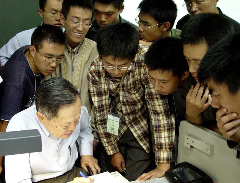 2004年9月,杨振宁在清华大学指导本科生。(新华社)