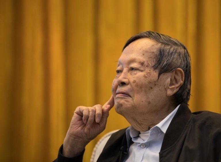 2019年9月9日，杨振宁教授在研讨会上听取年轻学生的提问。（新华社）