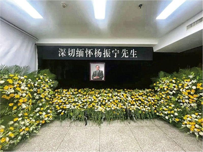 有人在杨振宁美国纽约州立大学石溪分校的办公室外献花。(取材自极目新闻)