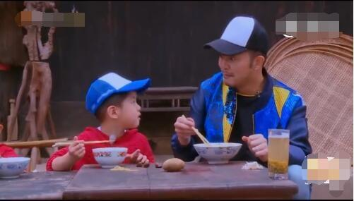 沙溢父子愈吃愈怀疑正吃的面曾被狗吃过,不禁对看了一眼后相视而笑。(视频截屏)