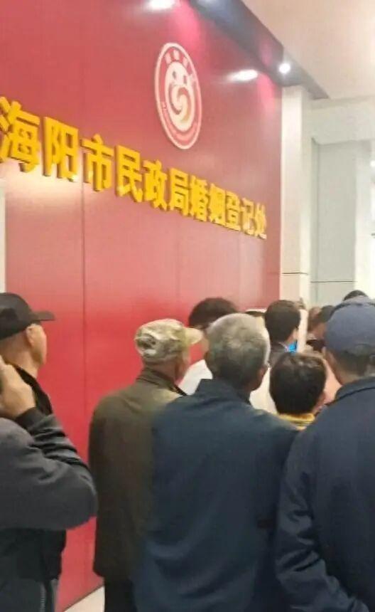 婚姻登记处挤满等着领结婚证的老人。(取材自极目新闻)