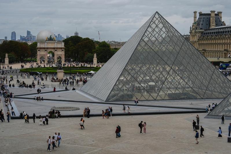 民众和游客8月31日经过巴黎罗浮宫外。（美联社）