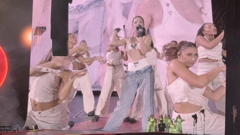 直击/Jennie热到脱了 Rosé大嗑咸酥鸡 Jennie大胆以成套内衣搭配做为演出造型。图/读者提供