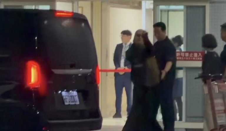 直击/BLACKPINK连夜离境 直奔小港机场「吻别高雄」 Rosé特别站定向粉丝挥手。图/读者提供